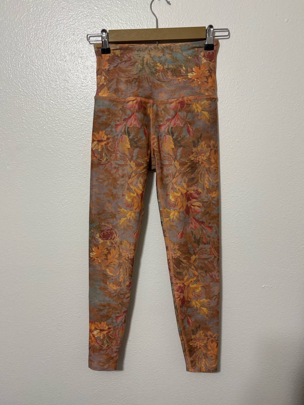 Beyond Yoga Size XS Orange Wallpaper Floral Leggings Gym Active Travel Running